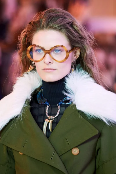 Look 16